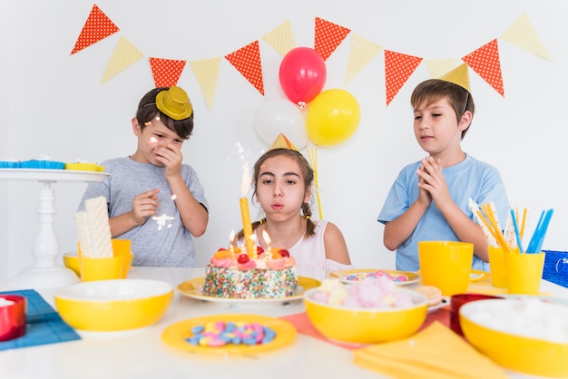 Deux amis célèbrent l&#39;anniversaire de leur ami à la maison