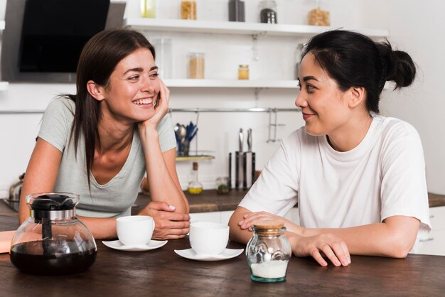 Deux amis dans la cuisine discutant autour d'un café