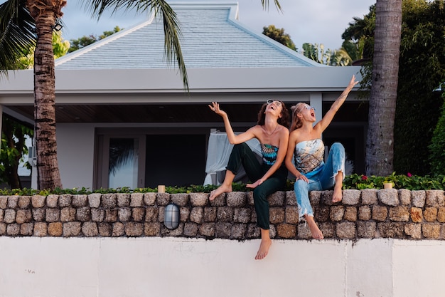 Deux amis femme heureuse avec des lunettes de soleil en vacances dans un pays tropical