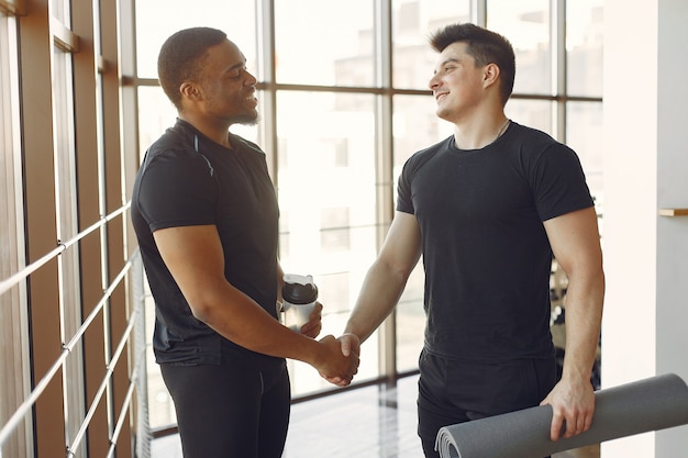 Deux amis internationaux sont engagés dans une salle de sport