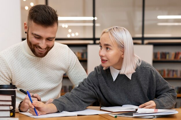 Deux amis lisant sur un cahier pendant une session d'étude