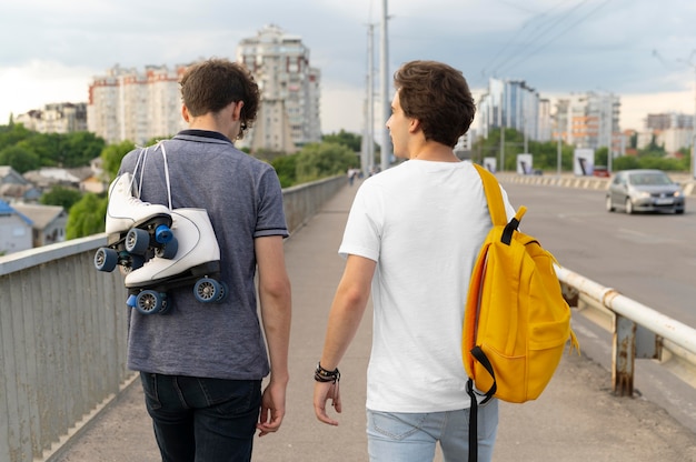 Photo gratuite deux amis masculins passant du temps ensemble à l'extérieur