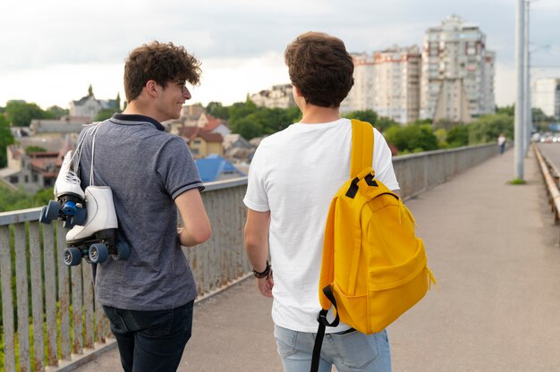 Deux amis masculins passant du temps ensemble à l'extérieur