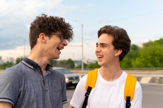 Deux amis masculins passant du temps ensemble à l'extérieur