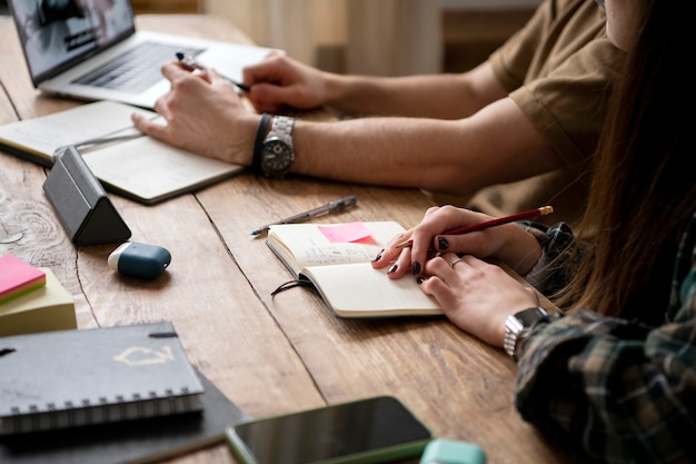 Deux amis à la recherche d'informations sur un ordinateur portable pendant la session d'étude