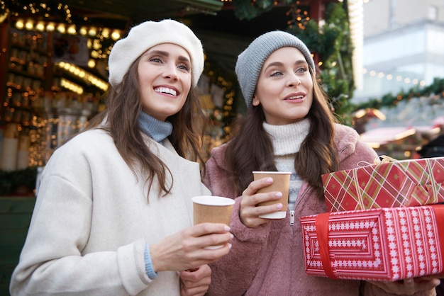 Deux amis à la recherche d'un marché de Noël