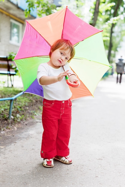 Photo gratuite deux ans bébé avec un parapluie