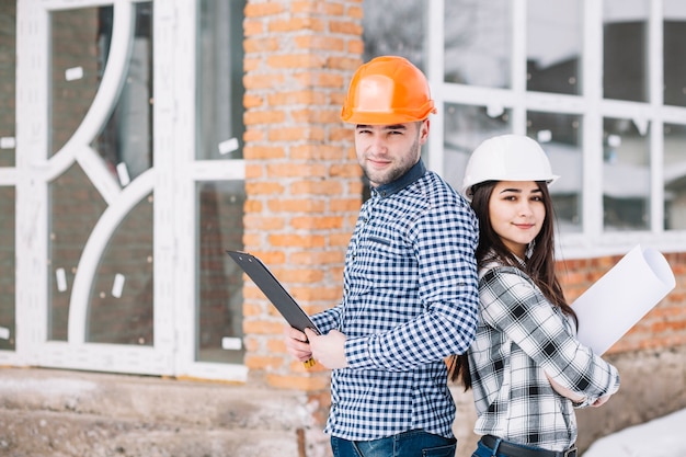 Deux architectes devant la maison