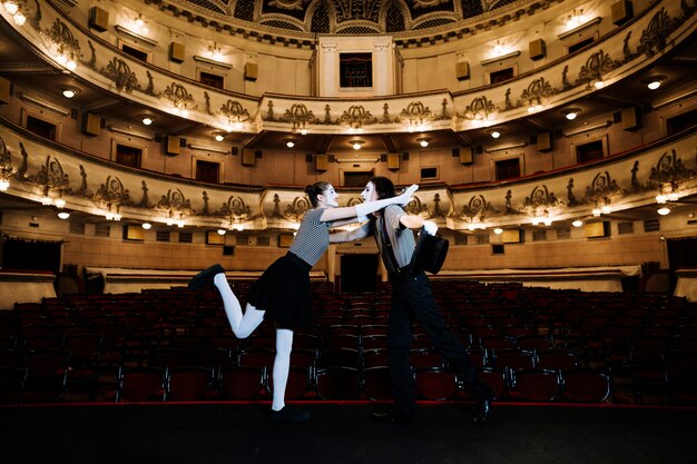 Deux artistes mimes sur scène dans une salle vide