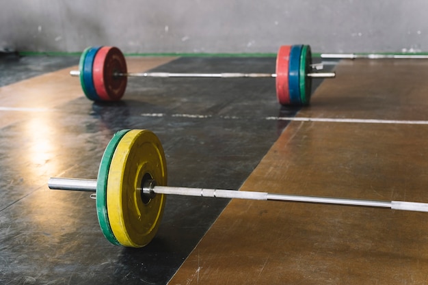 Photo gratuite deux barbells dans la salle de gym