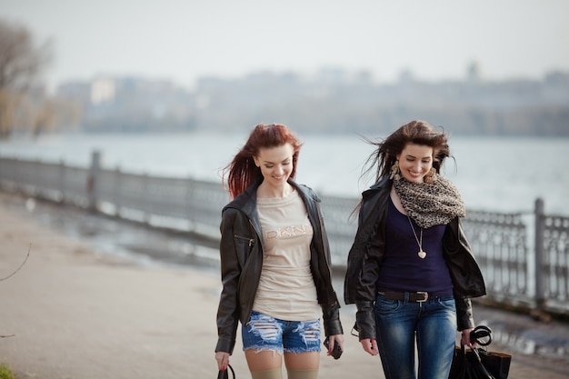 Deux beaux étudiants adolescents marchant ensemble