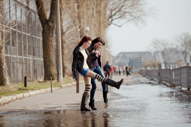 Deux beaux étudiants adolescents marchant ensemble
