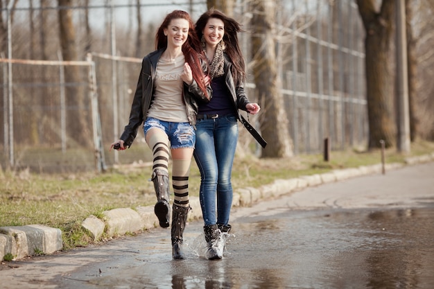 Deux beaux étudiants adolescents marchant ensemble
