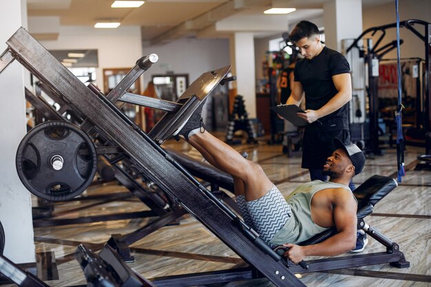 Un deux beaux hommes est engagé dans un gymnase