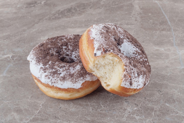 Deux beignets glacés sur marbre