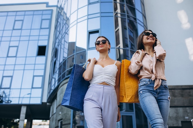 Deux belles femmes shopping en ville