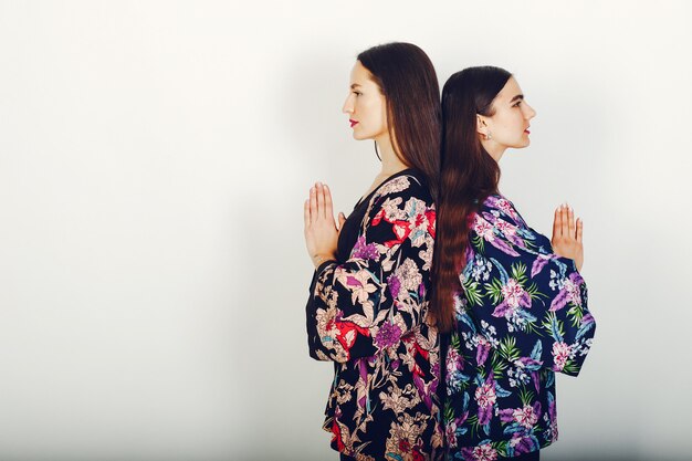 Deux belles filles dans un studio