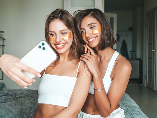 Deux Belles Jeunes Femmes Souriantes Avec Des Taches Sous Les Yeux