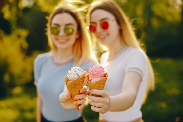 deux belles jeunes filles belles avec des cheveux blonds brillants et une jupe et une promenade