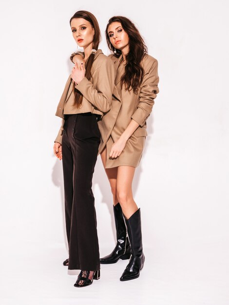 Deux belles jeunes filles brunes dans de beaux vêtements d'été à la mode.