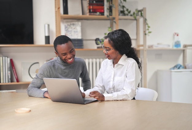 deux blacks travaillent dans un bureau moderne