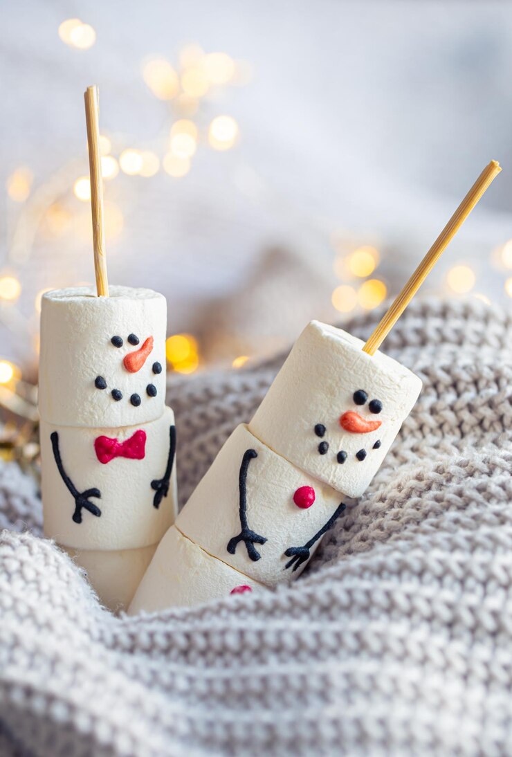 Photo gratuit deux bonshommes de neige drôles de guimauve noël décoration de vacances d'hiver