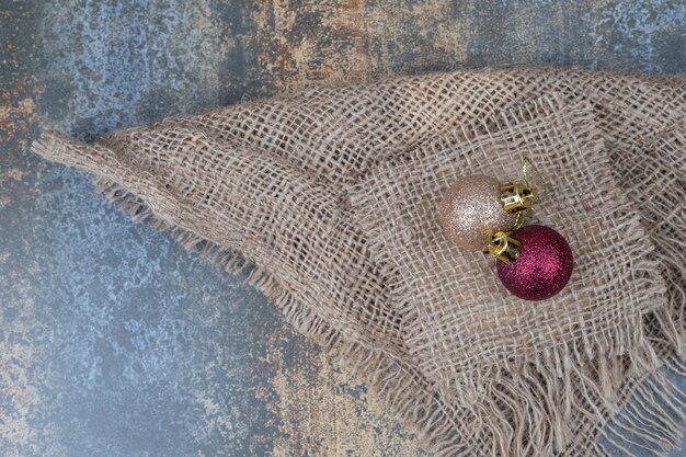 Deux boules scintillantes de Noël sur toile de jute. Photo de haute qualité