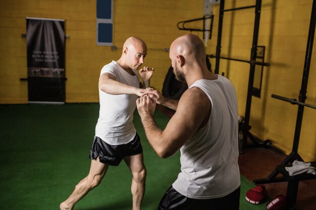 Deux boxeurs pratiquant la boxe en studio de remise en forme