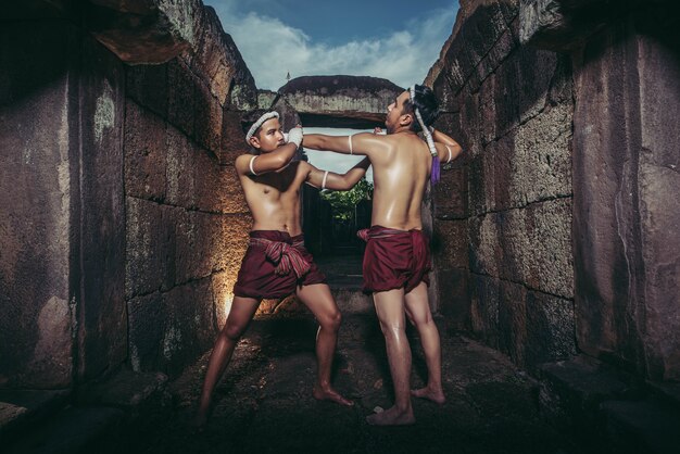 Deux Boxeurs Se Battent Avec Les Arts Martiaux Du Muay Thai.