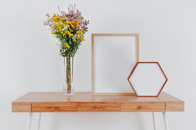 Deux cadres sur la table près du bouquet