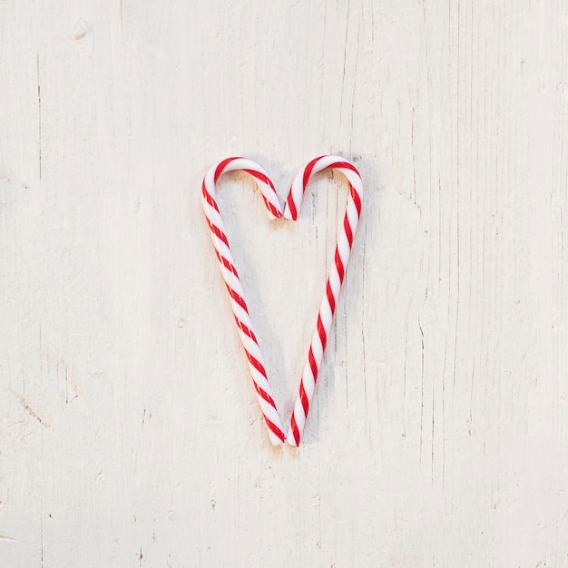 Deux cannes de bonbon faisant un coeur pour Noël