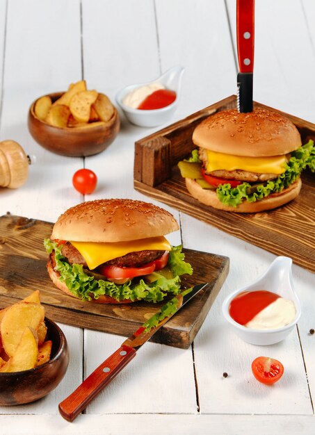 Deux cheeseburgers avec pommes de terre frites