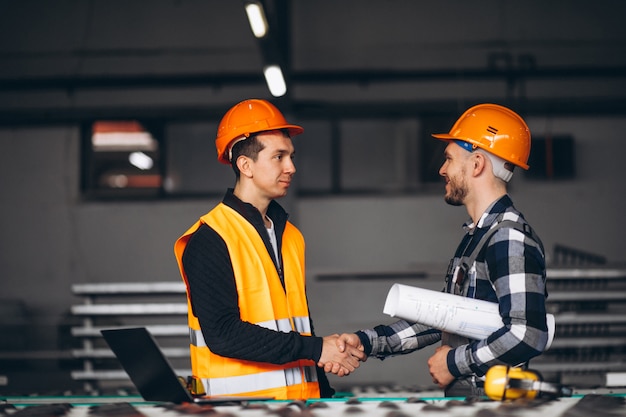 Deux collègues dans une usine