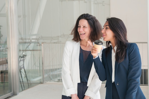 Deux collègues positifs se détendre dans la salle de travail