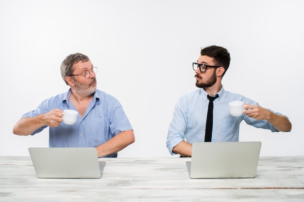 Photo gratuite deux collègues travaillant ensemble au bureau sur blanc