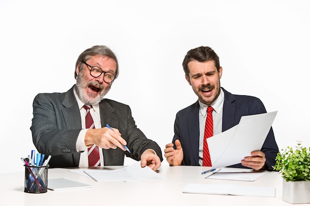 Les deux collègues travaillant ensemble au bureau.