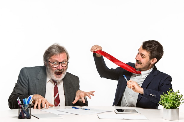 Photo gratuite les deux collègues travaillant ensemble au bureau.