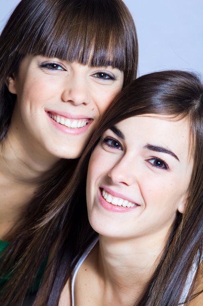 Deux copines heureux souriant à la caméra