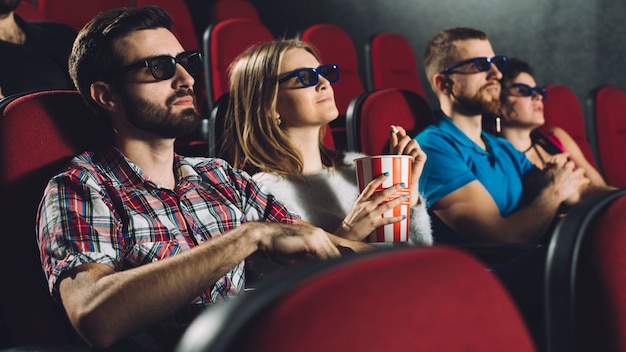 Deux couples au cinéma