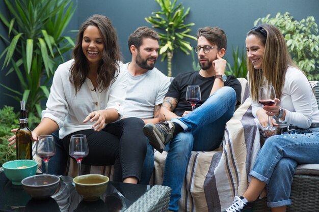 Deux couples heureux, boire du vin