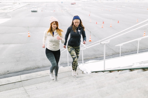 Deux coureuses jogging sur l&#39;escalier en hiver