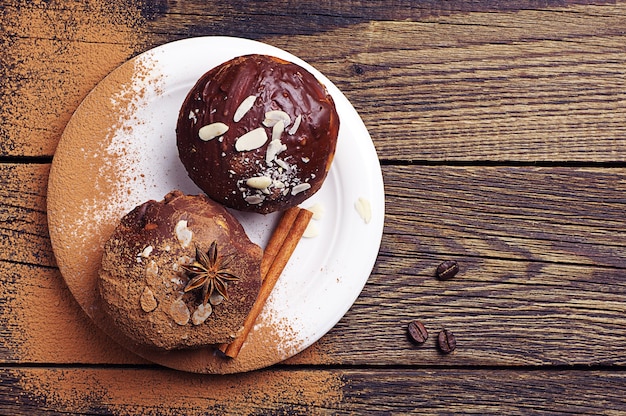 Deux cupcakes au chocolat avec des noix sur une table en bois vintage. vue de dessus