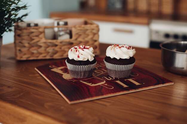 Deux délicieux cupcakes au chocolat avec une crème blanche