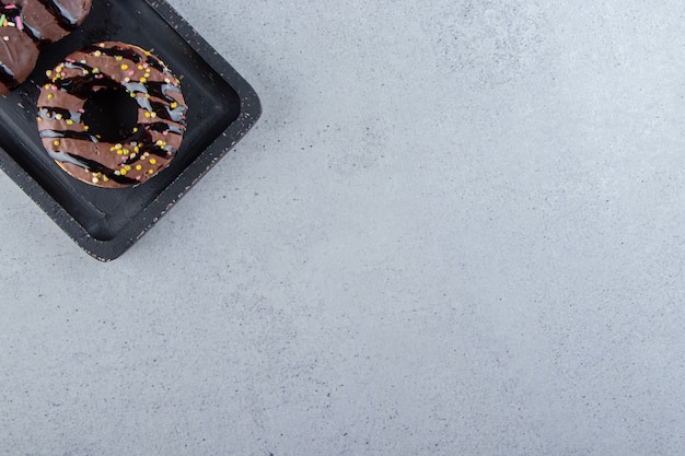 Deux Délicieux Mini Gâteaux Au Chocolat Avec Des Pépites Sur Une Planche à Découper Noire. Photo De Haute Qualité