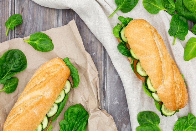 Deux délicieux sandwichs aux épinards