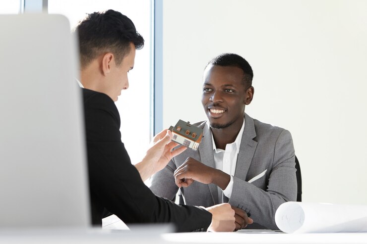 Photo gratuit deux dirigeants d'une entreprise de construction discutent d'un nouveau projet de logement.