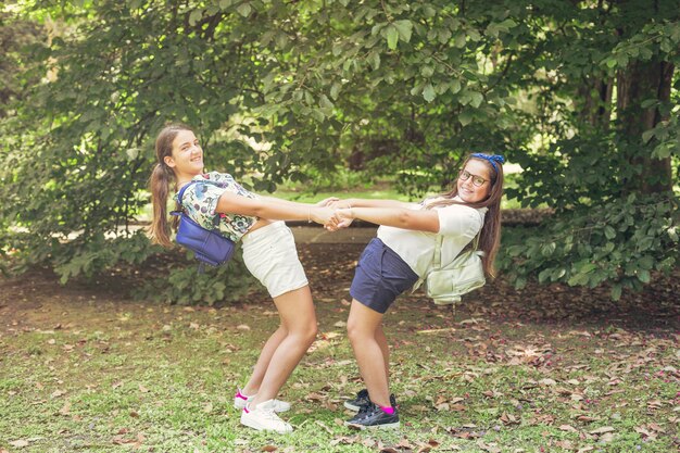 Deux écolières jouant ensemble dans le parc de la forêt