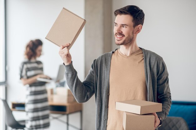 Deux employés de boutique en ligne s'occupant de leurs tâches quotidiennes