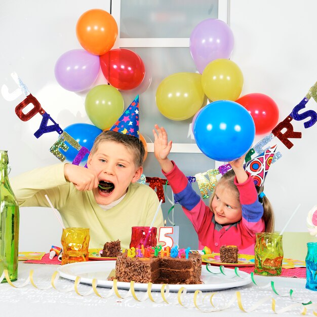 Deux enfants à la grande fête d'anniversaire