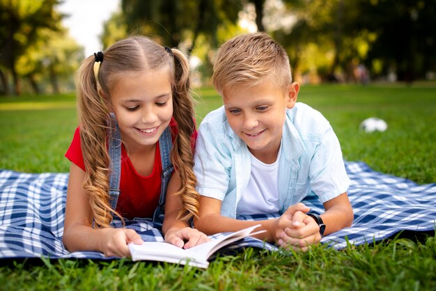 Deux enfants heureux allongés sur une couverture